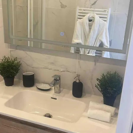 4 Bedroom - Near Docks And Metro Apartamento Ruan